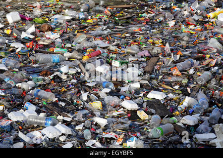 Kunststoff-Flaschen und anderen Müll im Ozean in Semporna, Borneo Stockfoto