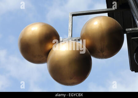 Drei Kugeln unterzeichnen außen Pfandleiher Shop, Edinburgh. Stockfoto