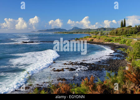 Wellen brechen sich an der Ostküste von Kauai, Hawaii, USA Stockfoto