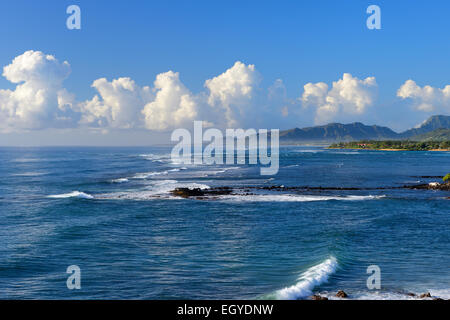 Wellen brechen sich an der Ostküste von Kauai, Hawaii, USA Stockfoto