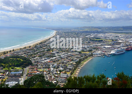 Blick auf die Stadt Tauranga von der Spitze des Mount Maunganui auf Neuseelands Nordinsel. Stockfoto