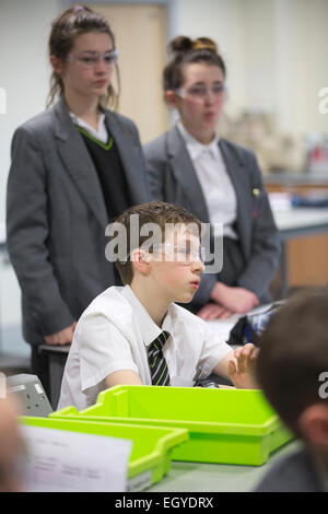 Chemie-Unterricht in Knole Academy School All-Fähigkeit, Sevenoaks, Kent, England, UK Stockfoto