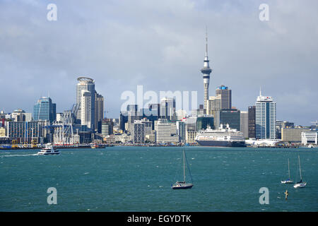 Blick auf die Stadt Auckland vom Hafen entfernt. Stockfoto