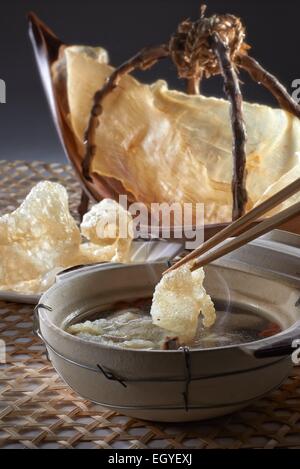 Fisch Maw Suppe Tisch mit Tontopf und Rohstoff Stockfoto