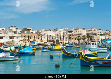 Bunt angemalt traditionelle Boote, Luzzu, Fischerhafen von Marsaxlokk, Malta Stockfoto