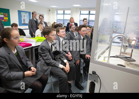 Chemie-Unterricht in Knole Academy School All-Fähigkeit, Sevenoaks, Kent, England, UK Stockfoto