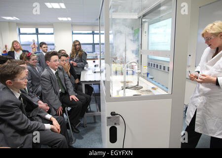 Chemie-Unterricht in Knole Academy School All-Fähigkeit, Sevenoaks, Kent, England, UK Stockfoto