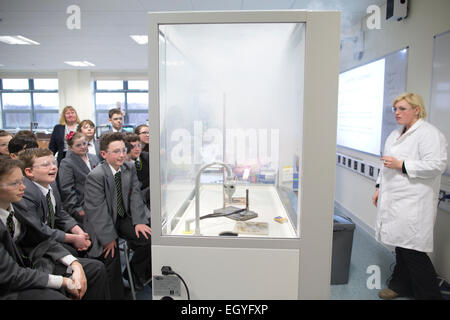 Chemie-Unterricht in Knole Academy School All-Fähigkeit, Sevenoaks, Kent, England, UK Stockfoto