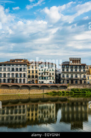 Häuser am Kanal, Fluss Arno, Florenz, Toskana, Italien Stockfoto