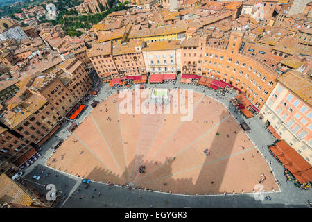Blick vom Torre del Mangia auf Piazza del Campo in Siena, Toskana, Italien Stockfoto