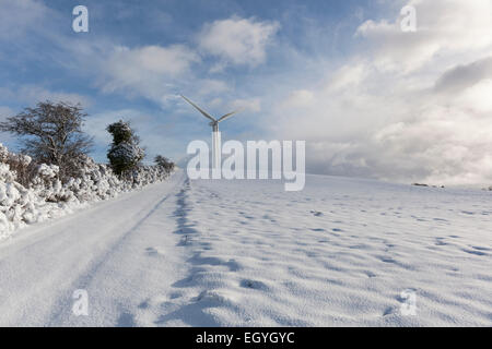 Windkraftanlage, mit Blick auf Coote Hill County Cavan an einem verschneiten Wintertag. Stockfoto