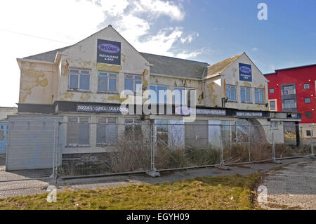 Geschlossenen Geschäfte und Restaurants in Newquay, Cornwall Stockfoto