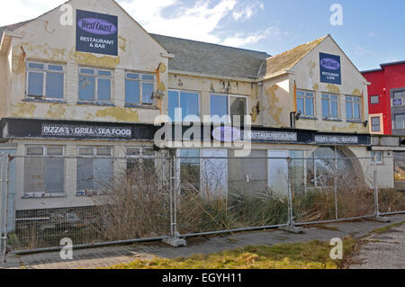 Geschlossenen Geschäfte und Restaurants in Newquay, Cornwall Stockfoto