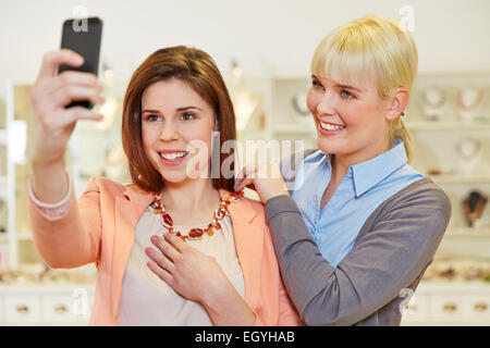 Frau, die Selfie bei Juwelier bei dem Versuch an einer Halskette Stockfoto