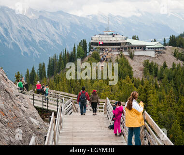 Das Restaurant und die Aussichtsplattform auf dem Sulphur Mountain Gipfel mit Blick auf Banff Nationalpark Alberta Canadian Rockies Kanada Stockfoto