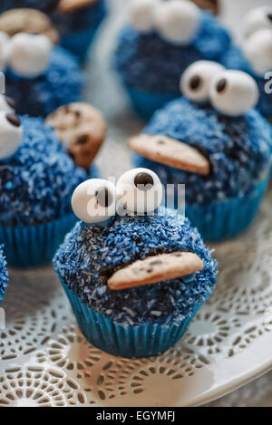 Cookie Monster Muffins auf einem Teller Stockfoto