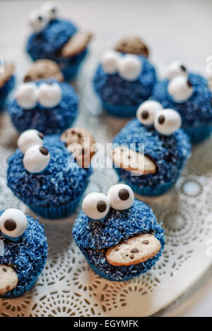 Cookie Monster Muffins auf einem Teller Stockfoto