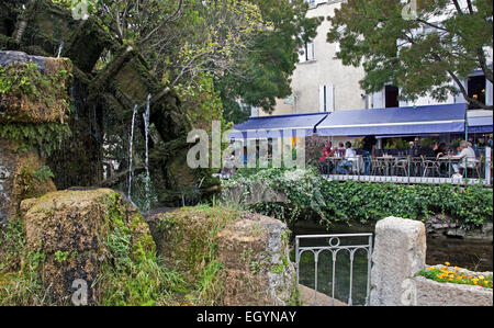 Ein riverside Café Kulisse einer L'Isle-Sur-la-Sorgue 14 Vintage Wasserräder.  die Stadt ist auch Mekka für Liebhaber von Antiquitäten. Stockfoto