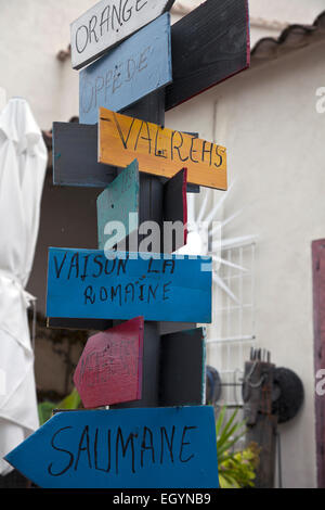 Verkehrszeichen für den Verkauf in einem Antiquitätengeschäft in Handarbeit L'Isle-Sur-la-Sorgue, Vaucluse Viertel, Provence, Frankreich. Stockfoto