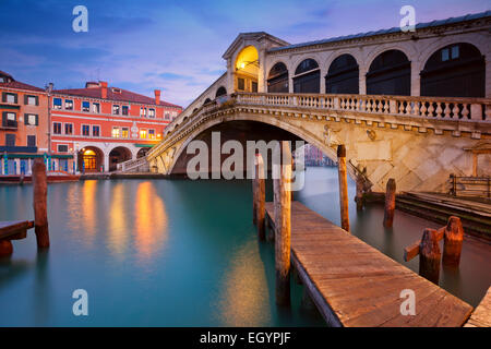 Venedig. Bild der Rialto-Brücke in Venedig in der Morgendämmerung. Stockfoto