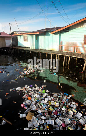 Schwimmende Dorf mit großen Mengen von Kunststoff-Flaschen und anderen Müll schwimmt auf Ozean in Semporna, Borneo Stockfoto