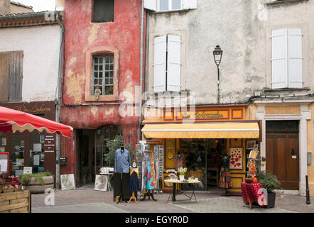 Les Colorades, ein Bettwäsche und Souvenir-Shop, ein buntes Statement auf eine L'Isle-Sur-la-Sorgue Plaza. Stockfoto