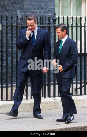 London, UK. 4. März 2015. Präsident Enrique Pena Nieto kommt in 10 Downing Street für ein Treffen mit Premierminister David Cameron. Nieto ist auf einem Staatsbesuch in Großbritannien. Bildnachweis: Paul Davey/Alamy Live-Nachrichten Stockfoto