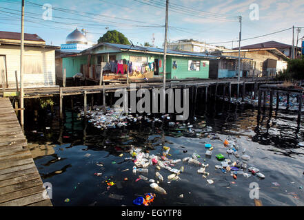 Schwimmende Dorf mit großen Mengen von Kunststoff-Flaschen und anderen Müll schwimmt auf Ozean in Semporna, Borneo Stockfoto