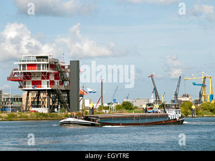 REM Eiland - 2011 Restaurant am IJ-Hafen Amsterdam Niederlande (REM-Insel in der Republik Irland gebaut und vor der holländischen Küste im Jahre 1964 als die Heimat der Piratensender Rundfunk und TV Noordzee geschleppt. Beide Stationen wurden durch Streitkräfte der Niederlande abgebaut.) Stockfoto