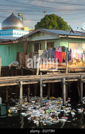 Schwimmende Dorf mit großen Mengen von Kunststoff-Flaschen und anderen Müll schwimmt auf Ozean in Semporna, Borneo Stockfoto