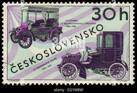 Tschechoslowakei - ca. 1969: Briefmarke gedruckt von Tschechoslowakei zeigt alte Autos, ca. 1969 Stockfoto