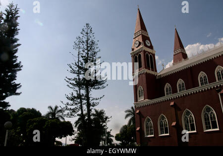 Die einzigartige rote Metall-Kirche in Grecia, Costa Rica Stockfoto