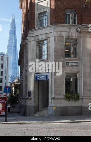 RBS Bank-Filiale am Great Tower Street mit The SHard im Hintergrund London UK skyline Stockfoto