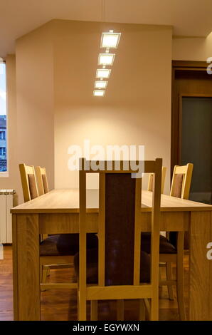 Esstisch im Wohnzimmer - renovierte Wohnung in Sofia, Bulgarien Stockfoto