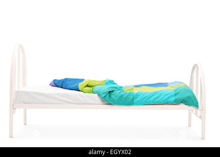 Studioaufnahme von einem leeren weißen hölzernen Bett isoliert auf weißem Hintergrund Stockfoto