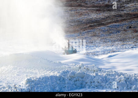 Beschneiung ist die Produktion von Schnee durch zwingen, Wasser und Druckluft durch einen "Schneekanone" oder "Schneekanonen" auf Skipisten. Stockfoto