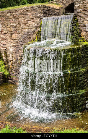 Wasserfall hinter der Mühle in Hestercombe Gärten UK Stockfoto