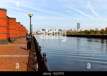 Manchester Ship Canal, Pomona Docks, Salford Quays, Old Trafford, mit Beetham Tower im Hintergrund, Manchester, UK Stockfoto