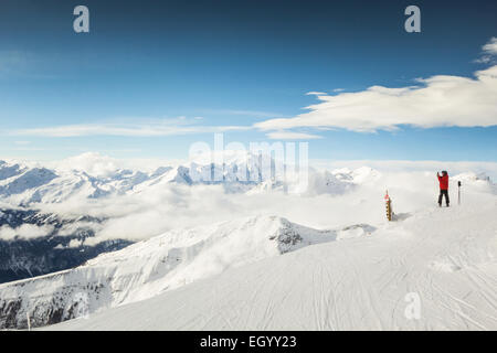 Skifahrer nehmen Foto mit Handy auf wunderschöne Winterlandschaft Stockfoto