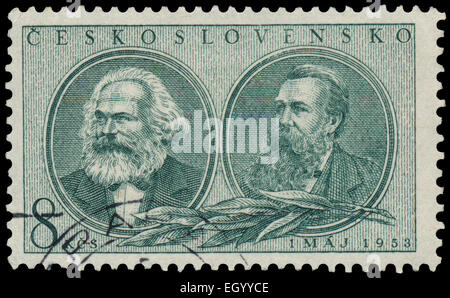 Tschechoslowakei - ca. 1953: Briefmarke gedruckt von der Tschechoslowakei, zeigt Marx und Engels, ca. 1953 Stockfoto