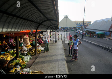Die Menschen bei Obst und Gemüse Markt am Straßenrand in Semporna, Borneo Stockfoto