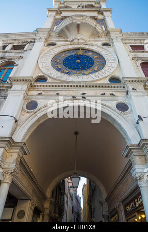 Der Uhrturm in Markusplatz, Venedig (Italien) Stockfoto