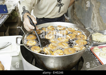 Krapfen in der Straße, Detail ein Dessert in einem alten Markt Braten Stockfoto