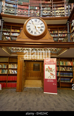 Innere des Picton Lesesaal mit Uhr über Eingang Hornby-Bibliothek, zentrale Bibliothek Liverpool UK Stockfoto