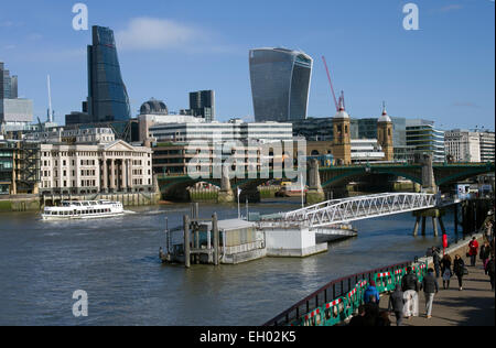 Cheesegrater nach links mit dem Walkie Talkie trage seine Sonnenbrille zu verhindern, dass brennende Dinge unten in Fenchurch Street Stockfoto