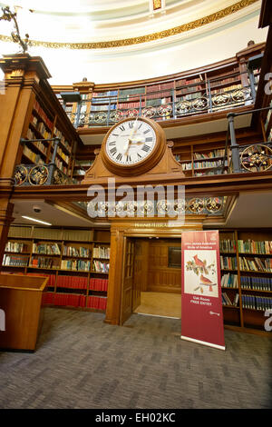 Innere des Picton Lesesaal mit Uhr über Eingang Hornby-Bibliothek, zentrale Bibliothek Liverpool UK Stockfoto