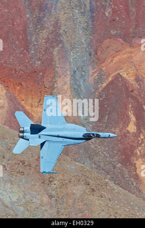 Vereinigte Staaten Marine f-18 Super Hornet, niedrigen Niveau durch eine Wüste Schlucht fliegen. Stockfoto
