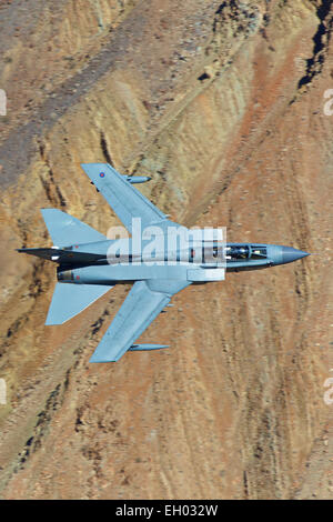 Oberseite Nahaufnahme der Royal Air Force Tornado GR4 Kampfjet fliegen auf niedrigem Niveau durch den Jedi-Übergang. Stockfoto