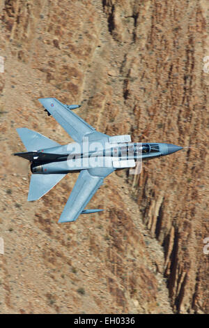 Oberseite Nahaufnahme der Royal Air Force Tornado GR4 Kampfjet fliegen durch Rainbow Canyon niedrigen Niveau. Stockfoto