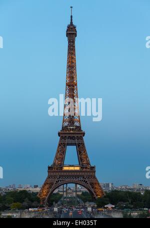 ActiveMuseum 0003273.jpg / The Eiffel Tower von Trocadero in Paris Einbruch der Dunkelheit gesehen 06.04.2013 - / 21. Jahrhundert Philippe Sauvan-Magnet / aktive Museum Stockfoto